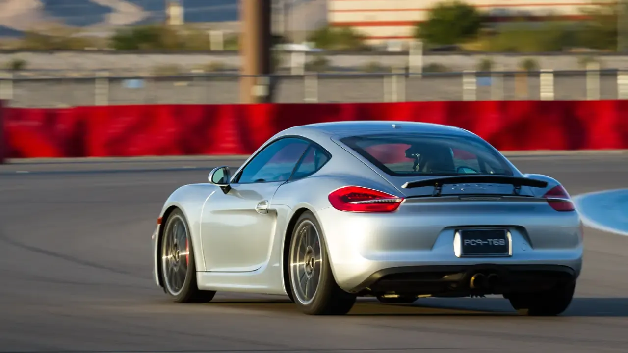 Cristina Oyanedel: La historia de la primera mujer en ingresar al selecto Porsche Club Andino